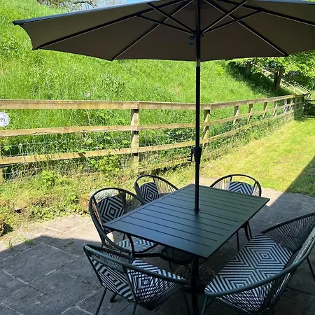 3 Bedroom Dog Friendly Cottage With Off Lead Field *